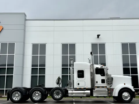 Another view of 2021 KENWORTH W900 for sale in New Lenox, IL at Forge Truck Centers - Illinois