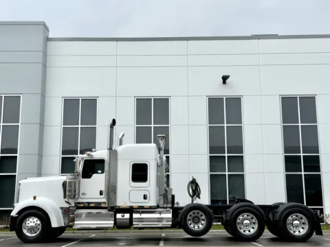 More photos of 2021 KENWORTH W900 at Forge Truck Centers - Illinois, IL