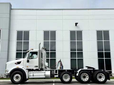 More photos of 2020 PETERBILT 567 at Forge Truck Centers - Illinois, IL