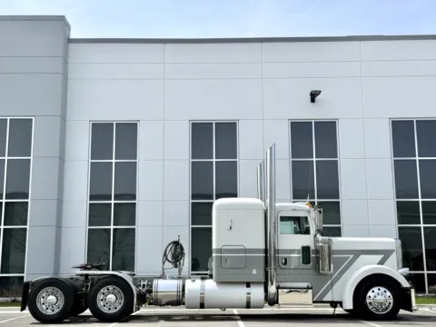 Another view of 2007 PETERBILT 379 for sale in New Lenox, IL at Forge Truck Centers - Illinois