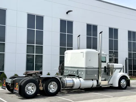 More photos of 2007 PETERBILT 379 at Forge Truck Centers - Illinois, IL