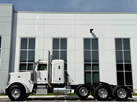 More photos of 2008 PETERBILT 388 at Forge Truck Centers - Illinois, IL