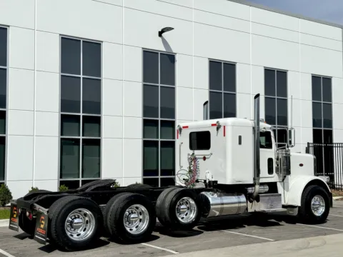 More photos of 2008 PETERBILT 388 at Forge Truck Centers - Illinois, IL