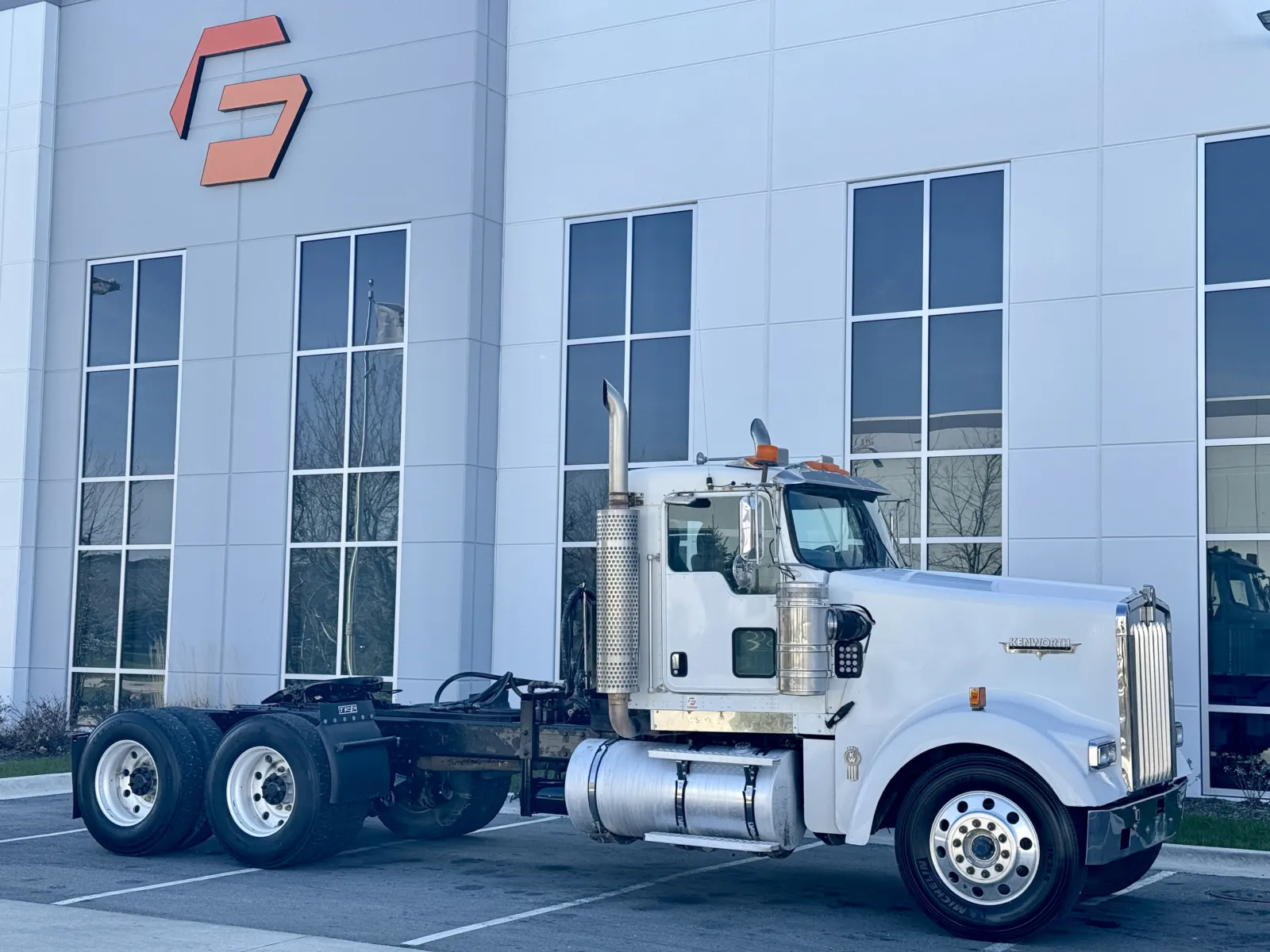 2003 Kenworth W900 - image 2