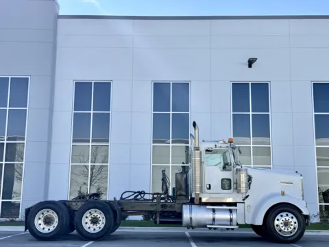 Another view of 2003 KENWORTH W900 for sale in New Lenox, IL at Forge Truck Centers - Illinois