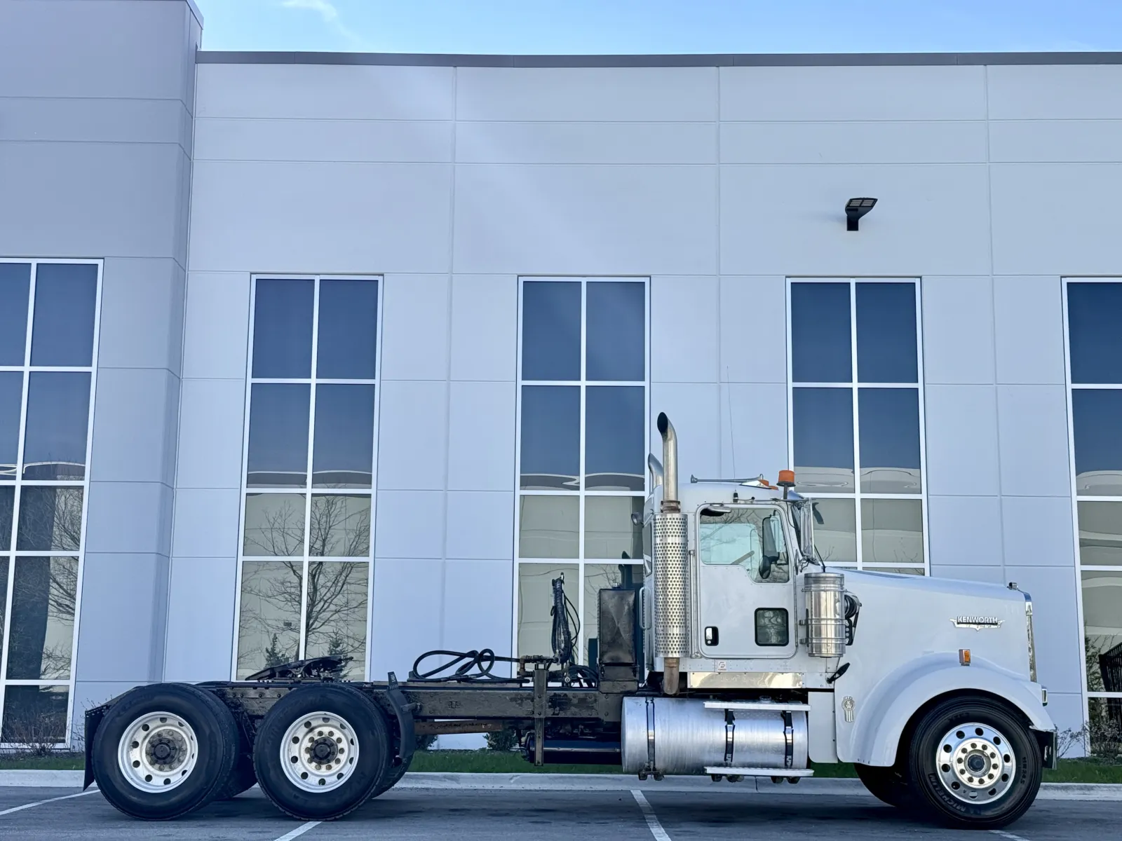 2003 Kenworth W900 - image 3