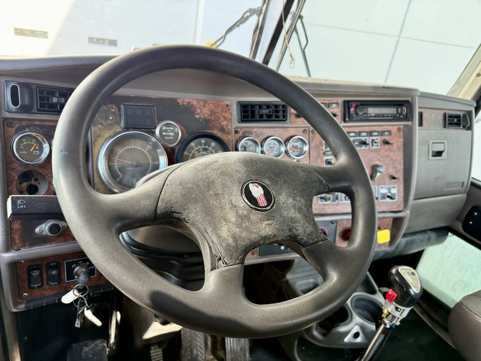 2003 Kenworth W900 - image 15