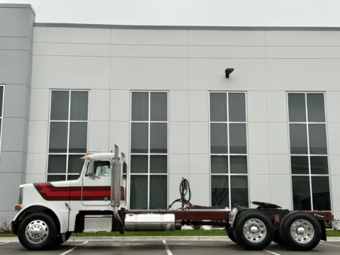 More photos of 2003 PETERBILT 379 at Forge Truck Centers - Illinois, IL