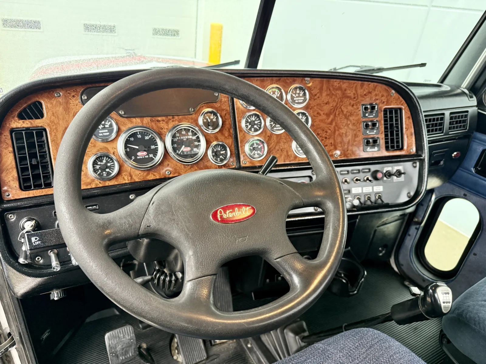2003 Peterbilt - image 15