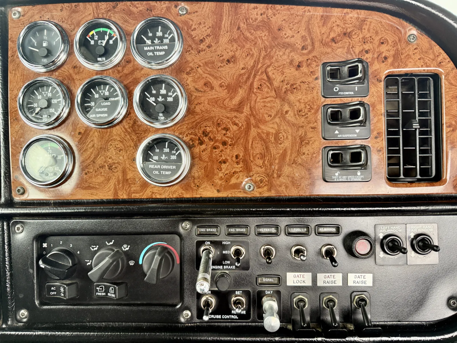 2003 Peterbilt - image 18