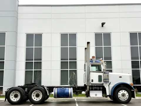 Another view of 2007 PETERBILT 379 for sale in New Lenox, IL at Forge Truck Centers - Illinois