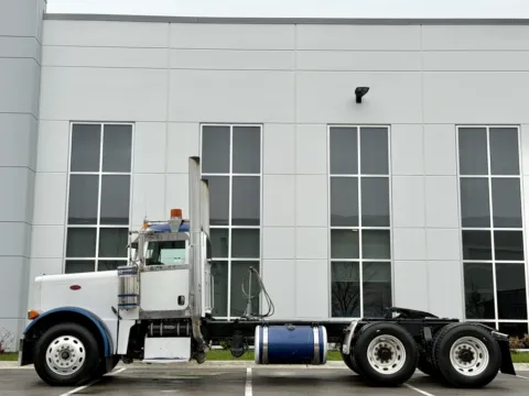 More photos of 2007 PETERBILT 379 at Forge Truck Centers - Illinois, IL