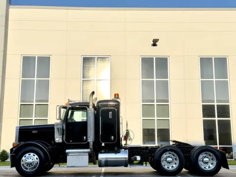 More photos of 2007 PETERBILT 379 at Forge Truck Centers - Illinois, IL