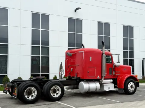 More photos of 2007 PETERBILT 378 at Forge Truck Centers - Illinois, IL