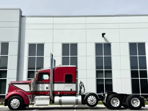 More photos of 2016 KENWORTH W900 at Forge Truck Centers - Illinois, IL
