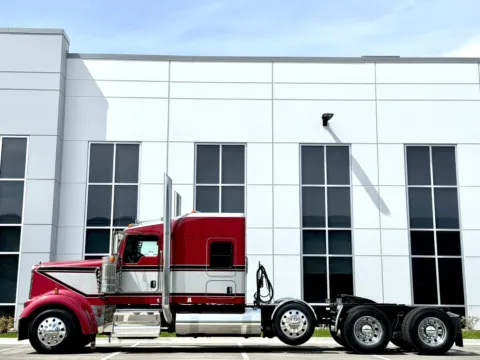 More photos of 2016 KENWORTH W900 at Forge Truck Centers - Illinois, IL