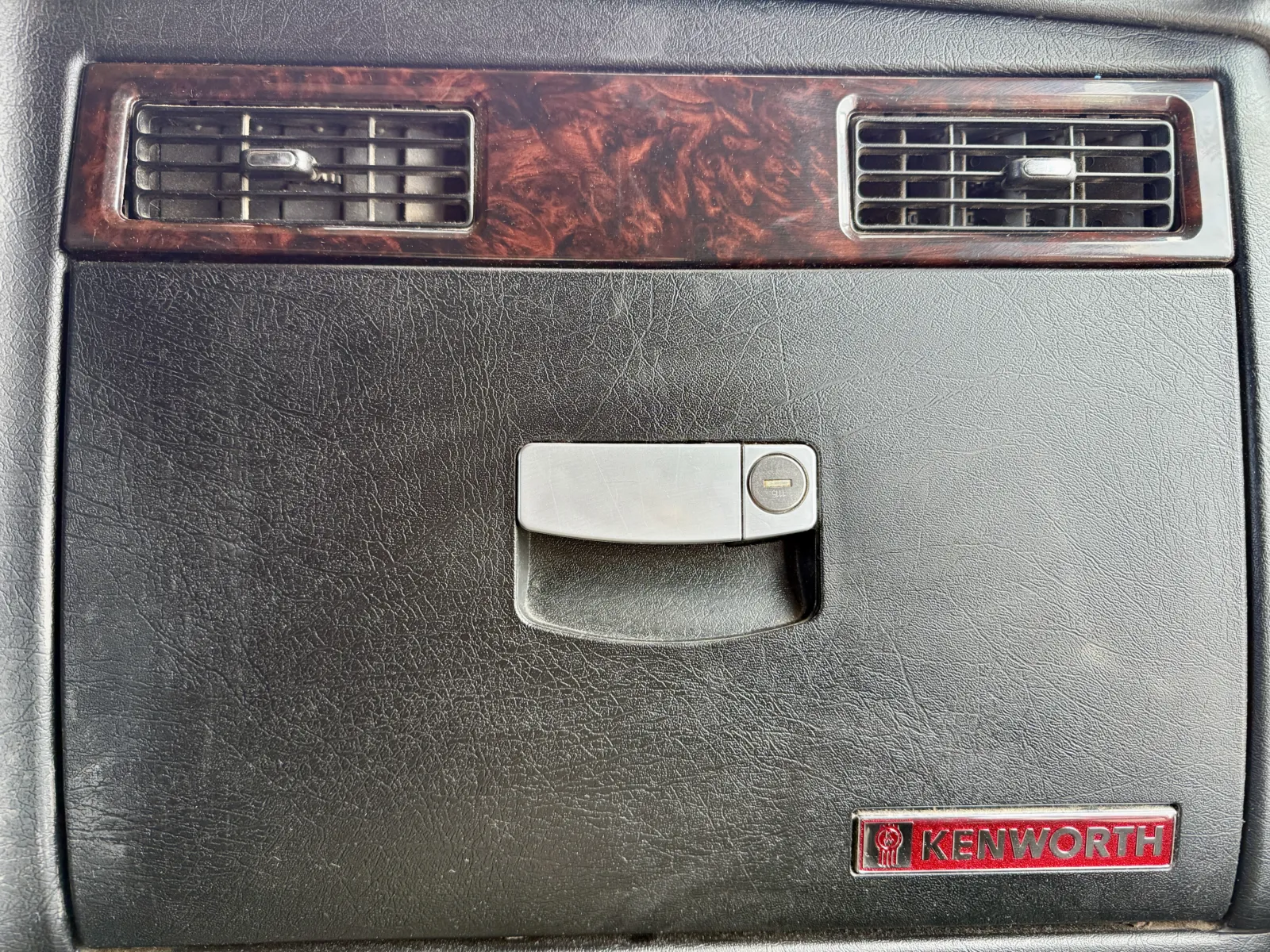 2016 Kenworth W900 - image 18