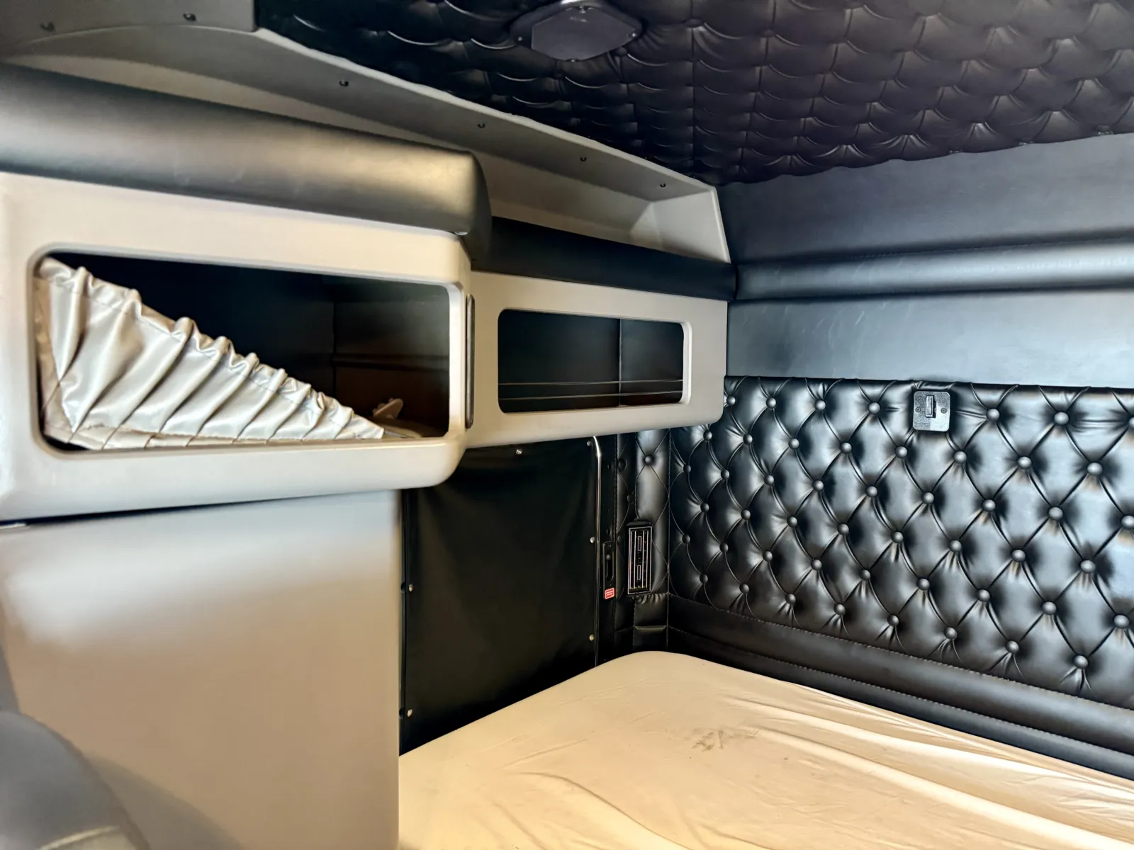 2016 Kenworth W900 - image 21