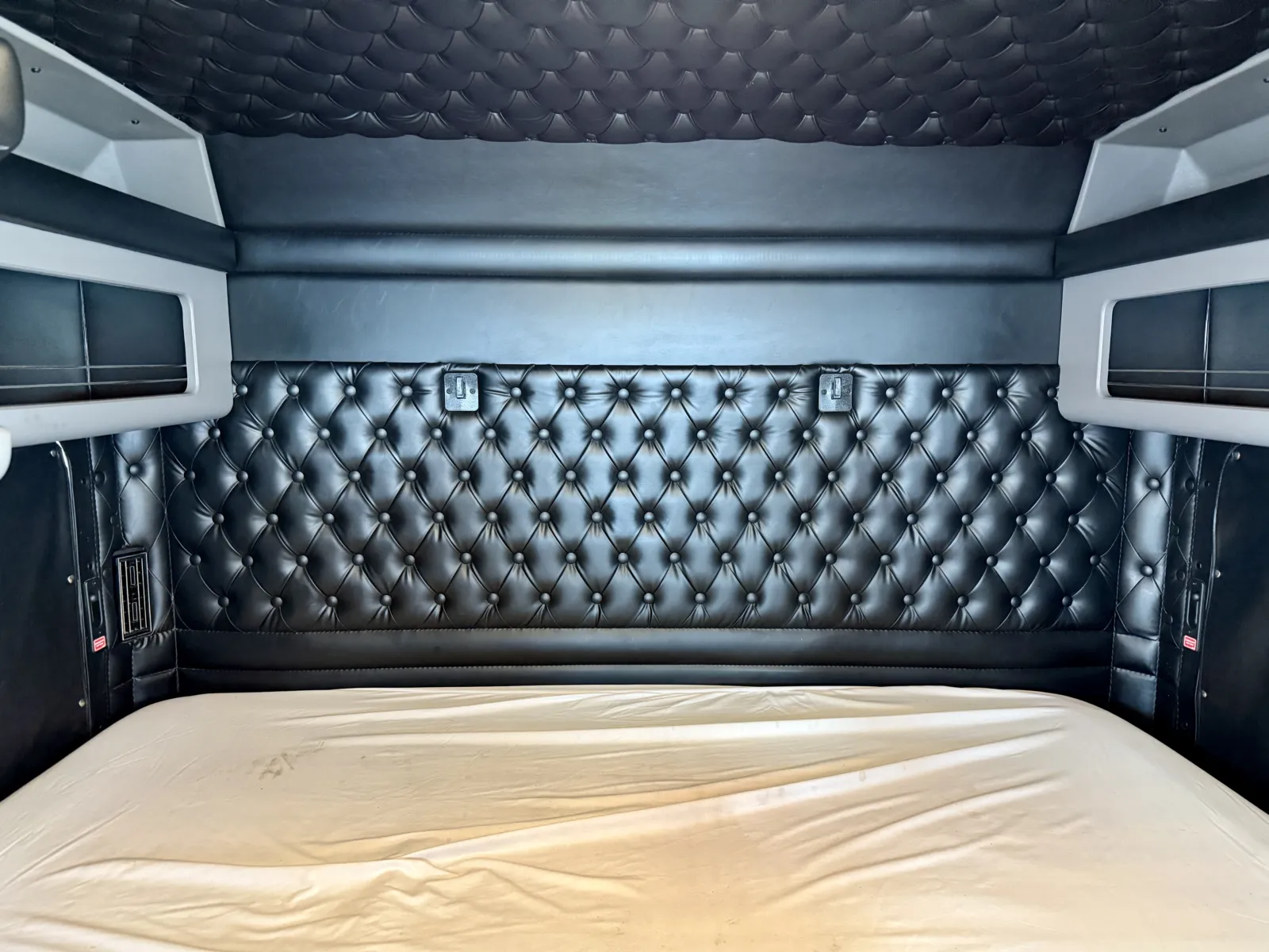 2016 Kenworth W900 - image 22