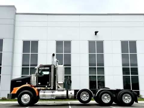 More photos of 2012 KENWORTH T800 at Forge Truck Centers - Illinois, IL