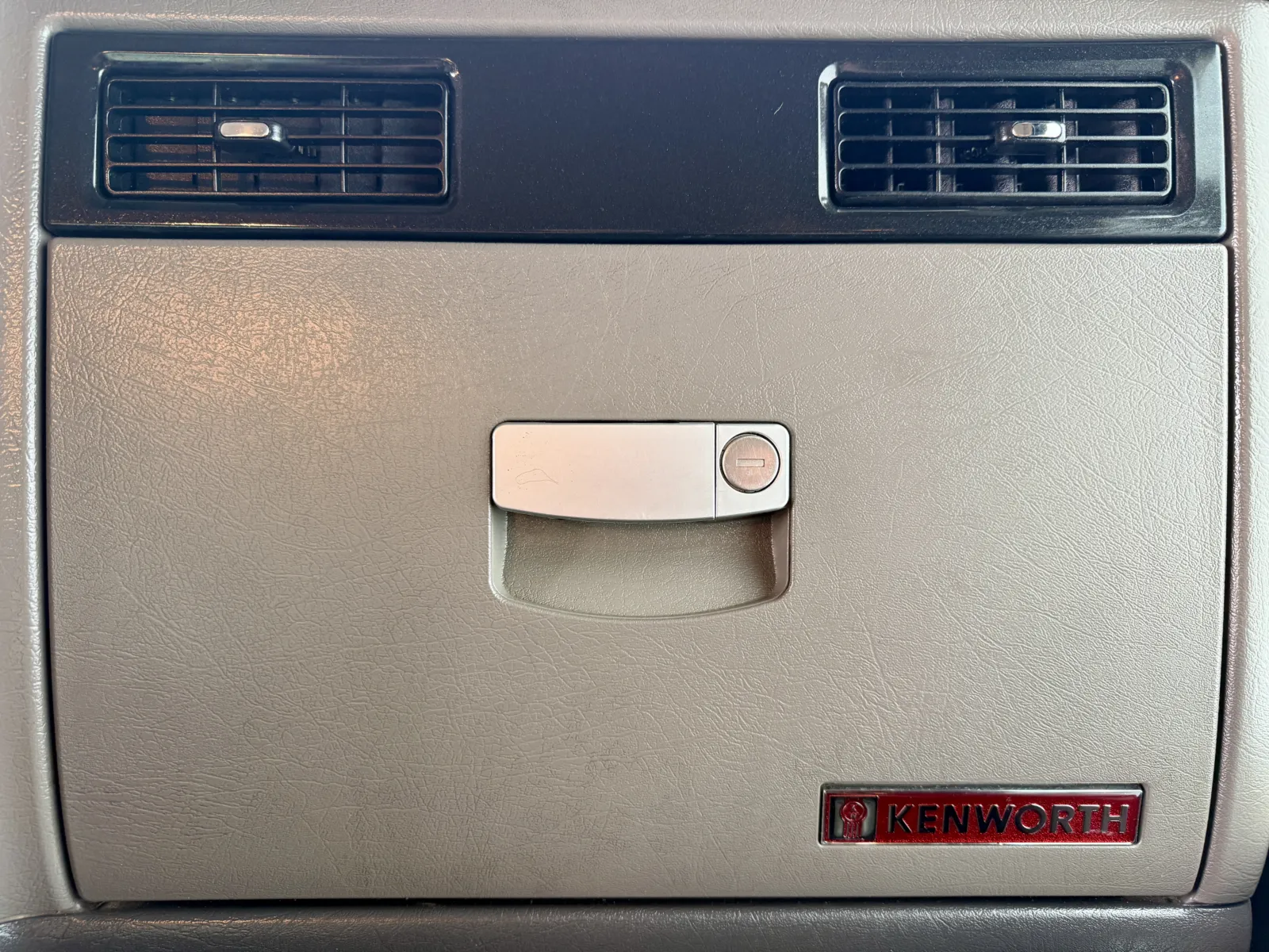 2012 Kenworth T800 - image 19