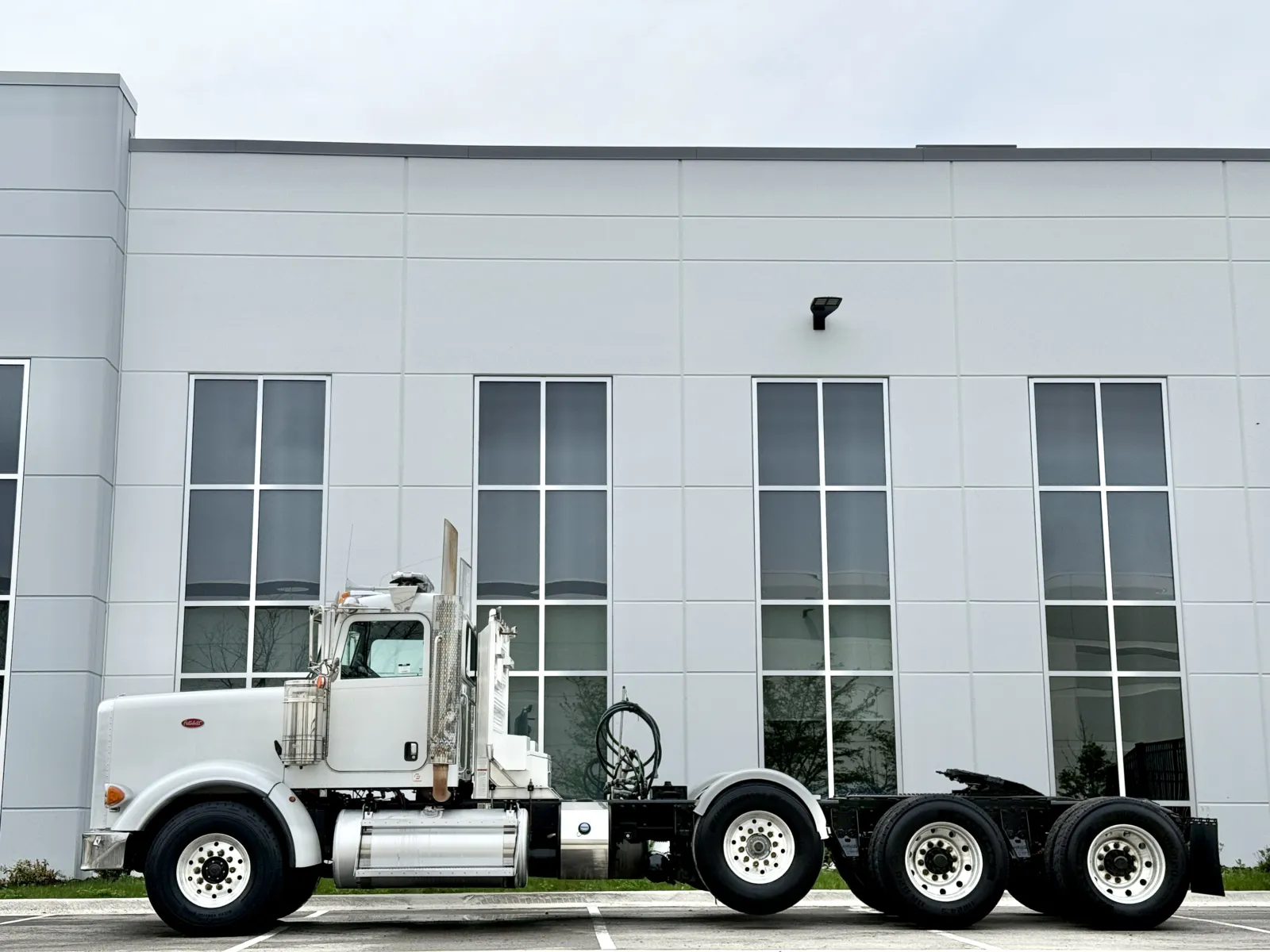 2014 Peterbilt 367 in New Lenox, IL — photo 4