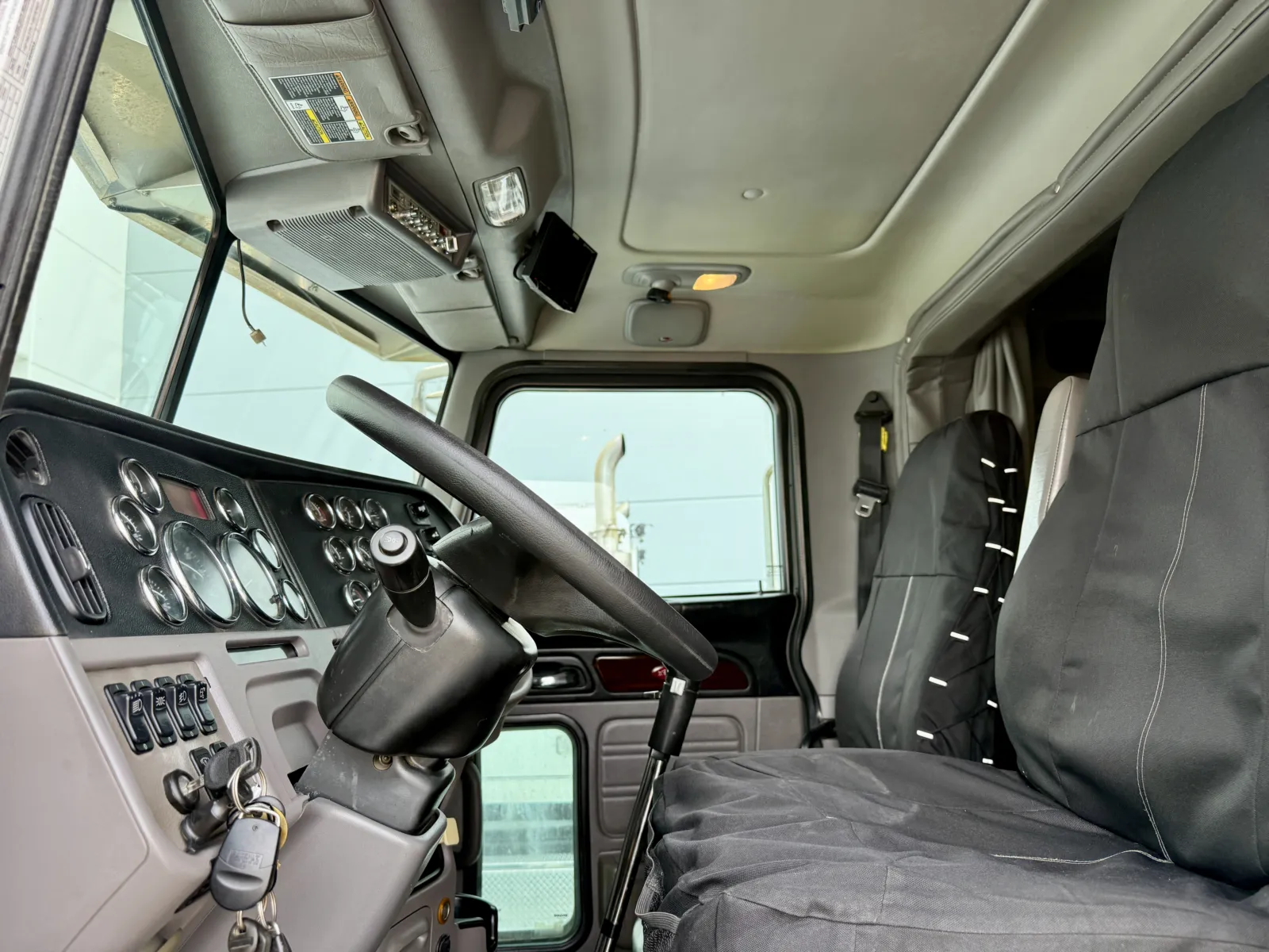 2013 Peterbilt - image 26