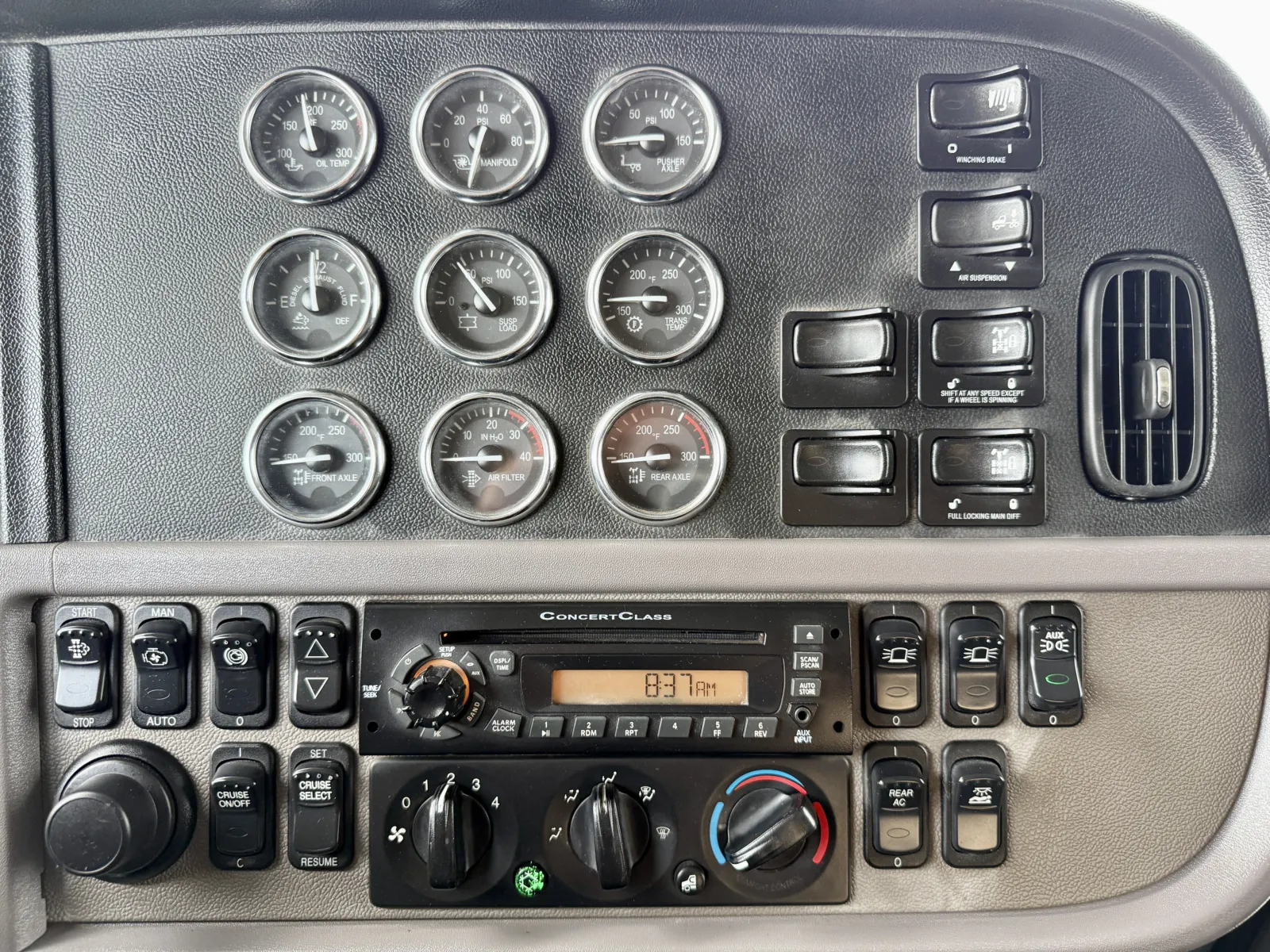 2013 Peterbilt - image 30