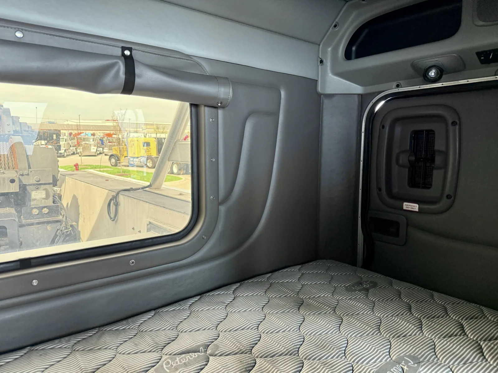 2013 Peterbilt - image 36