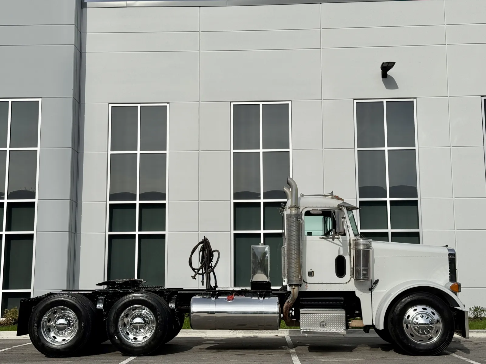 2001 Peterbilt 379 in New Lenox, IL — photo 3