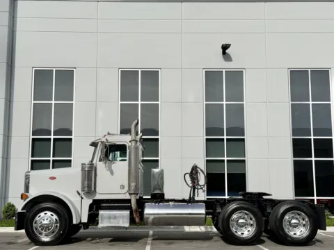 More photos of 2001 PETERBILT 379 at Forge Truck Centers - Illinois, IL