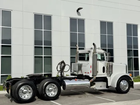 More photos of 2001 PETERBILT 379 at Forge Truck Centers - Illinois, IL