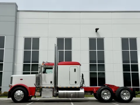 More photos of 2013 PETERBILT 389 at Forge Truck Centers - Illinois, IL