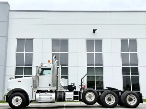 More photos of 2016 PETERBILT 367 at Forge Truck Centers - Illinois, IL
