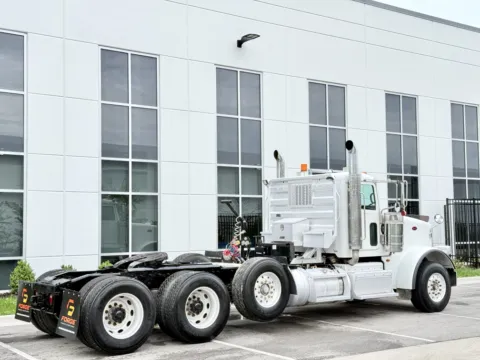 More photos of 2014 PETERBILT 367 at Forge Truck Centers - Illinois, IL