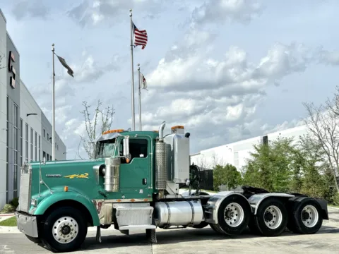 2005 KENWORTH W900 for sale in New Lenox, IL