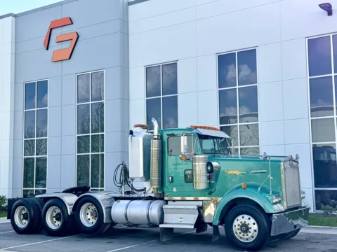 Photos of 2005 KENWORTH W900 for sale in New Lenox, IL at Forge Truck Centers - Illinois