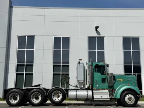 Another view of 2005 KENWORTH W900 for sale in New Lenox, IL at Forge Truck Centers - Illinois