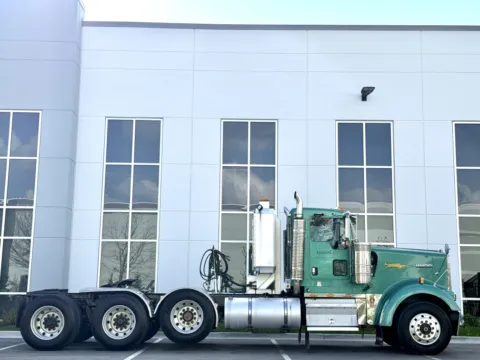 Another view of 2005 KENWORTH W900 for sale in New Lenox, IL at Forge Truck Centers - Illinois