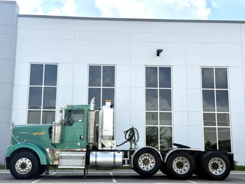 More photos of 2005 KENWORTH W900 at Forge Truck Centers - Illinois, IL