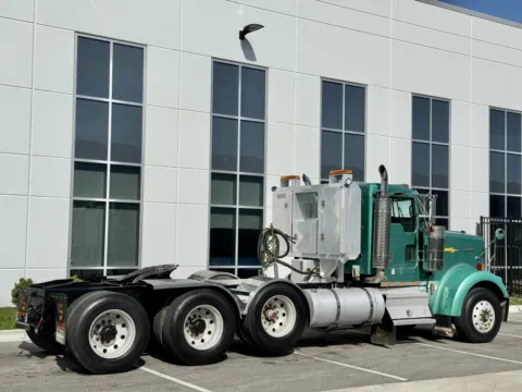 More photos of 2005 KENWORTH W900 at Forge Truck Centers - Illinois, IL