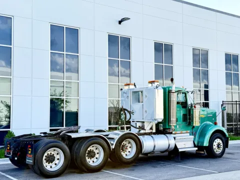 More photos of 2005 KENWORTH W900 at Forge Truck Centers - Illinois, IL