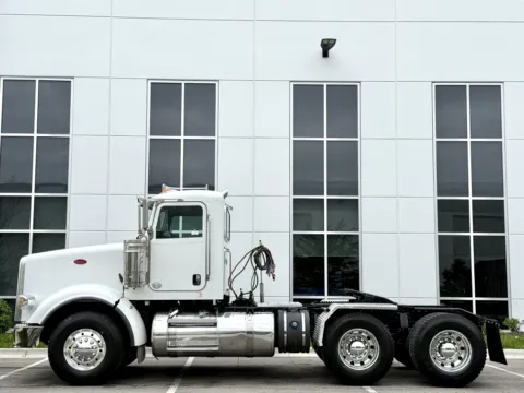 More photos of 2015 PETERBILT 367 at Forge Truck Centers - Illinois, IL