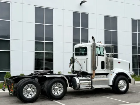 More photos of 2015 PETERBILT 367 at Forge Truck Centers - Illinois, IL