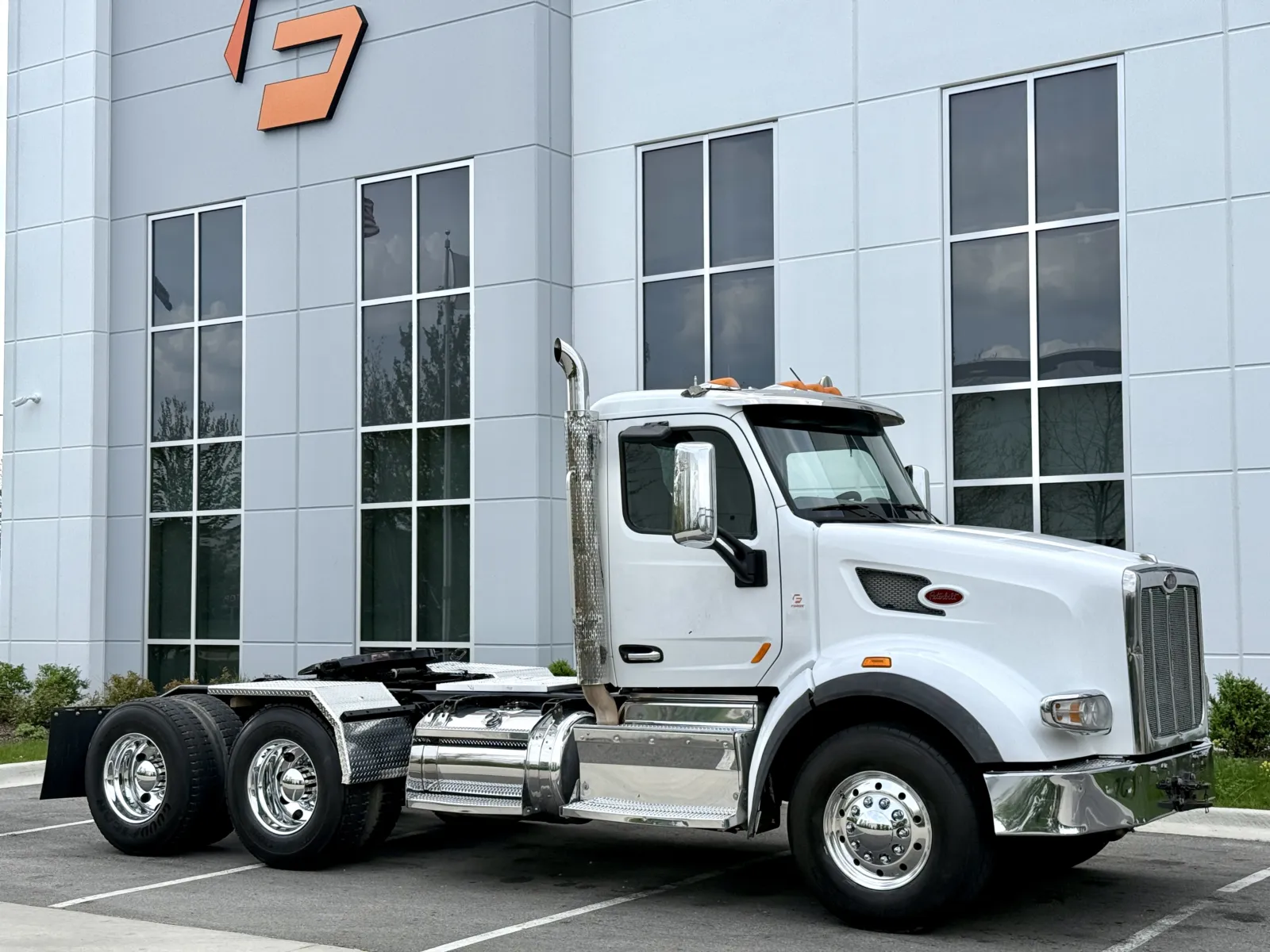 2016 Peterbilt 567 - image 2