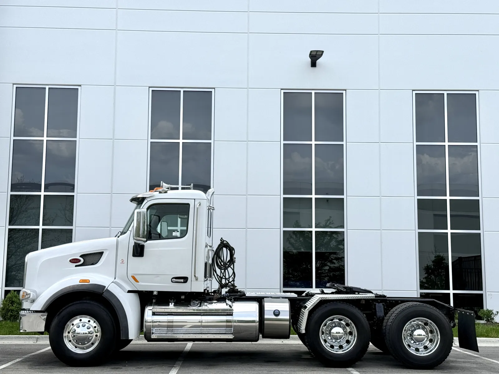 2016 Peterbilt 567 - image 4