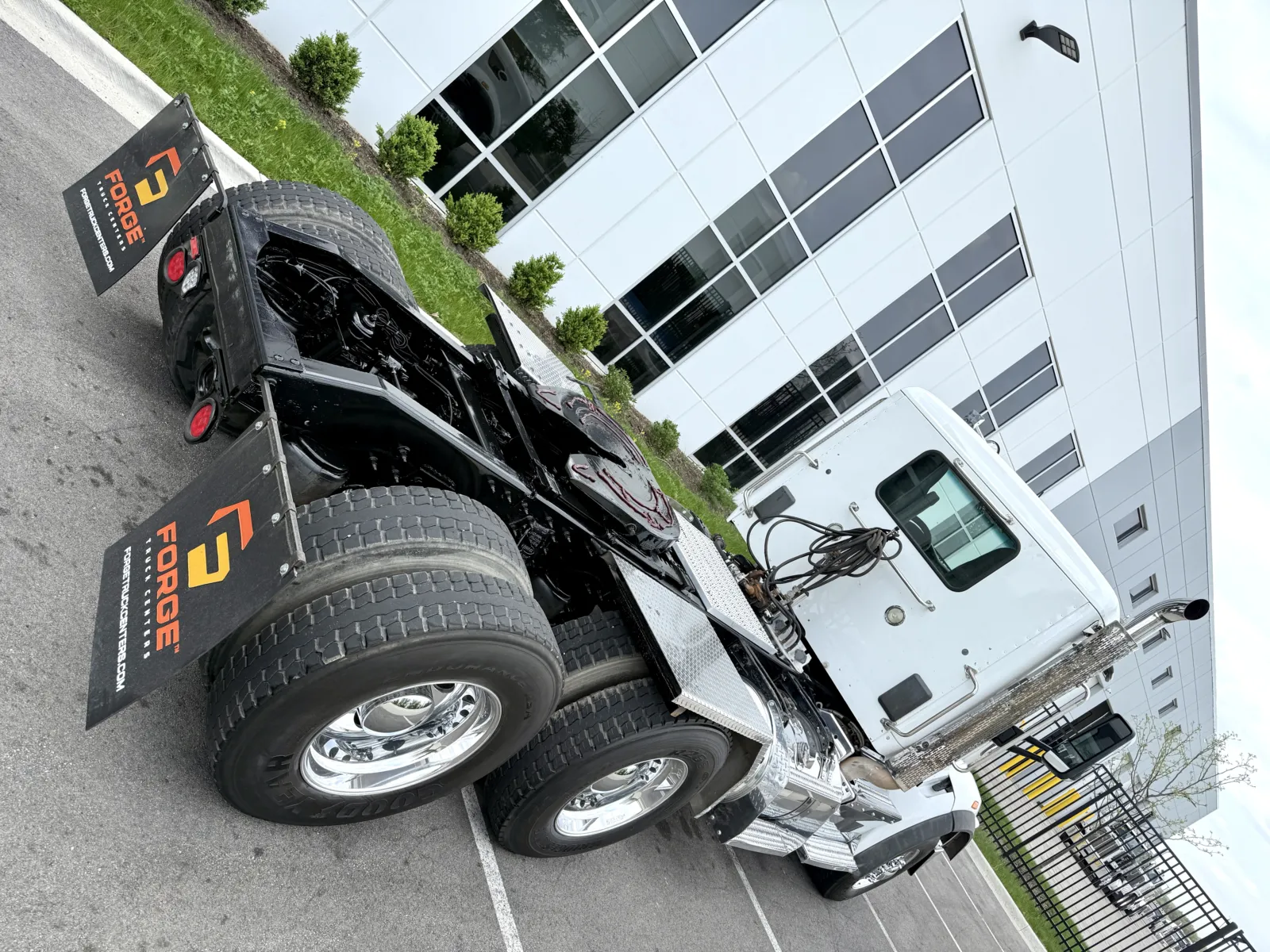 2016 Peterbilt 567 - image 11