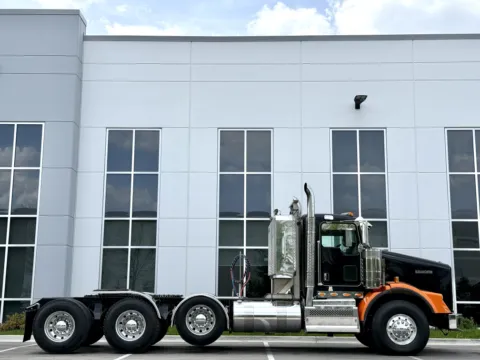 Another view of 2012 KENWORTH T800 for sale in New Lenox, IL at Forge Truck Centers - Illinois