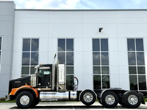 More photos of 2012 KENWORTH T800 at Forge Truck Centers - Illinois, IL