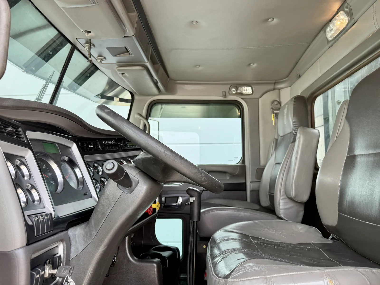 2012 Kenworth T800 - image 14